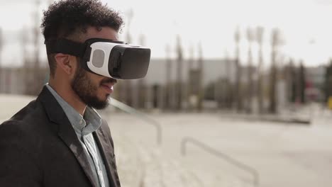 Junger-Mann,-Der-Im-Freien-Ein-VR-Headset-Verwendet